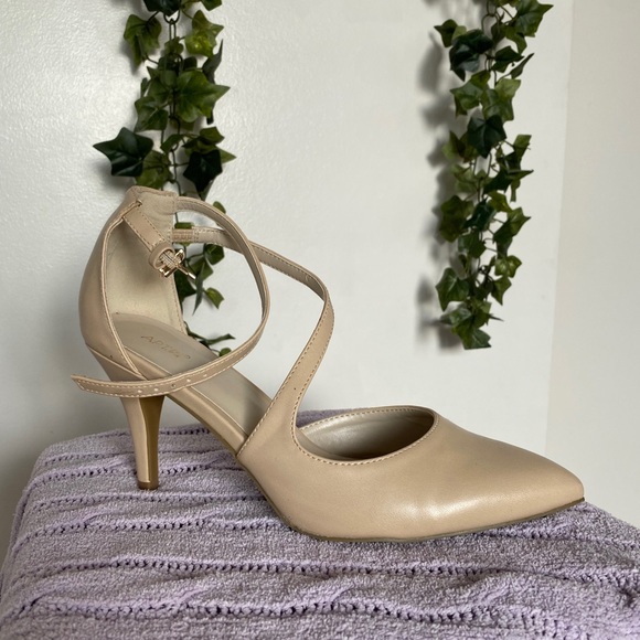 Apt.9 creme pointed heels, size 8 - Picture 2 of 3